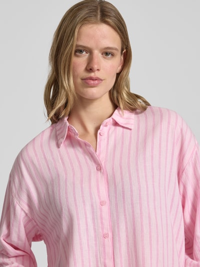Frauenmodel trägt Hemdbluse mit Leinen-Anteil und Knopfleiste Modell 'ALMIRA' von JJXX, rosa-weiß gestreift, Viskose-Mix, Nahaufnahme Oberkörper.
