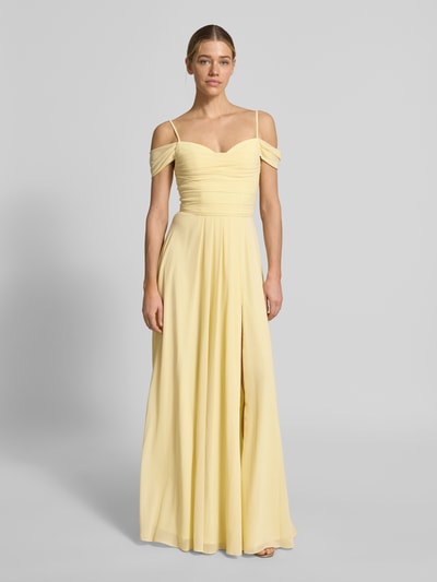 Modelka nosi Maxikleid im Off-Shoulder-Look mit Gehschlitz od Mascara, żółty, A-linia, drapowania, rozcięcie, długość tyłu 128 cm, szerokość w rozmiarze 36: 33 cm, widok całej sylwetki z przodu.