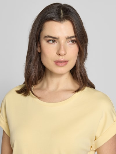 Frauenmodel trägt T-Shirt mit Rundhalsausschnitt von monari in Creme, Reine Baumwolle, Regular-Fit, Ärmel mit Aufschlag, Nahaufnahme Oberkörper. Rückenlänge bei Größe 36: 59 cm.