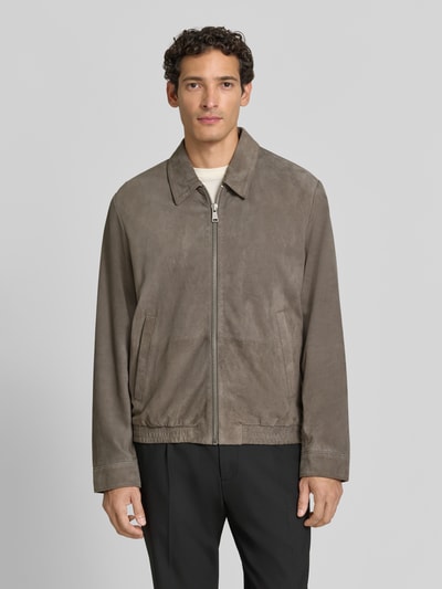 Männermodel trägt Regular Fit Lederjacke aus echtem Ziegenleder von Marc O'Polo in Grau, glatte Textur, Ganzkörperansicht von vorne. Herren Leder- / Kunstlederjacke von Marc O'Polo.