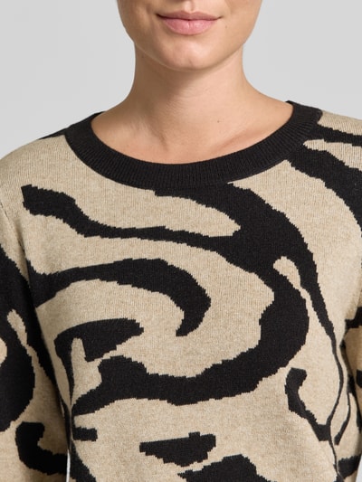 Frauenmodel trägt Strickpullover aus Viskose-Mix Modell 'TIF' von VILA im Allover-Look mit Rundhalsausschnitt, Nahaufnahme Oberkörper.