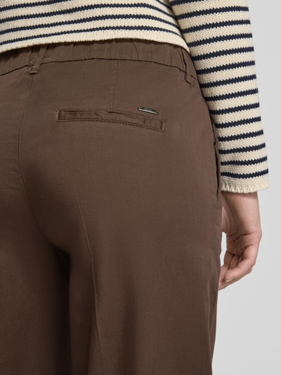Vrouwenmodel draagt Chino mit Bügelfalten van Brax, katoenmix met lyocell, regular fit, sierzakken, detailopname achterkant