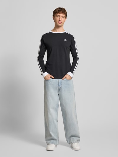 Männermodel trägt Longsleeve mit gerippten Abschlüssen von adidas Originals, Reine Baumwolle, Regular-Fit, Ganzkörperansicht von vorne.