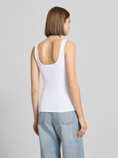 Młodzieżowy model nosi Slim Fit Top mit Logo-Print Modell 'Scoop' od Calvin Klein Jeans, biały, krój slim fit, widok całej sylwetki z tyłu