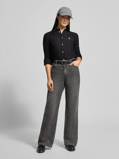 Kobiece model nosi Hemdbluse aus reinem Leinen od Polo Ralph Lauren, czarna koszula lniana, luźny krój, guzik, widok całej sylwetki z przodu.