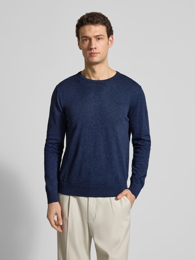 Männermodel trägt Longsleeve mit Leinen-Anteil von Gant in Dunkelblau, Baumwoll-Leinen-Mix, gerader Schnitt, Rundhalsausschnitt, gerippte Abschlüsse, Ganzkörperansicht von vorne.