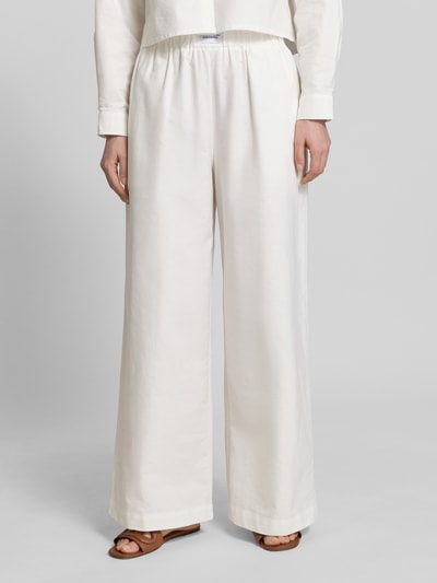 Frauenmodel trägt Wide Leg Stoffhose aus Baumwoll-Mix Modell 'ALBA' von VILLA SOPHIE, Optik: Unifarben, Nahaufnahme Oberkörper.