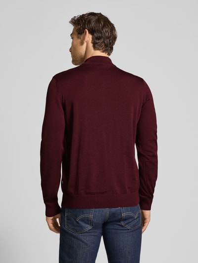 Männermodel trägt Regular Fit Sweatshirt aus reiner Schurwolle von MAERZ Muenchen in Dunkelrot, glatte Textur, Ganzkörperansicht Rückansicht. Herren Sweatshirt, Troyer-Kragen, elastische Abschlüsse, Rückenlänge 69 cm, Ärmellänge 68 cm.