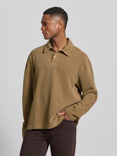 Męski model ma na sobie Loose Fit Poloshirt aus Baumwolle Modell 'Thiago' od Wood Wood, bawełna, polokrótka, label-stitching, kolor beżowy, kontekst: długość tyłu w rozmiarze M: 71 cm, całkowity widok od przodu.