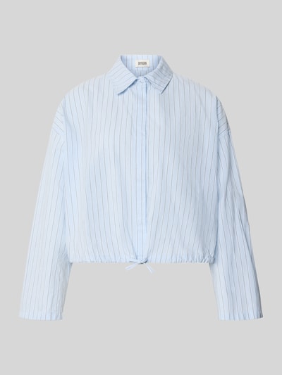 Productfoto, lichtblauwe Boxy Fit Bluse met streepjes, katoen, model 'FIONEL' van DRYKORN, hemdkraag, verdekte knopen, tunnelkoord.