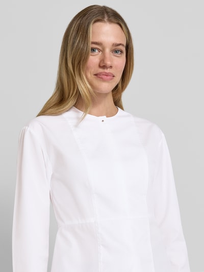 Frauenmodel trägt Slim Fit Langarmbluse aus reiner Baumwolle Modell 'BEPLUM' von BOSS in Weiß, glatte Textur, Nahaufnahme Oberkörper. Damen Langarmbluse.