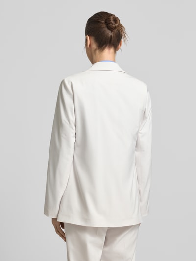 Frauenmodel trägt Slim Fit Blazer mit Pattentaschen von comma aus cremefarbenem Viskose-Mix mit Stretch, Ganzkörperansicht Rückansicht.