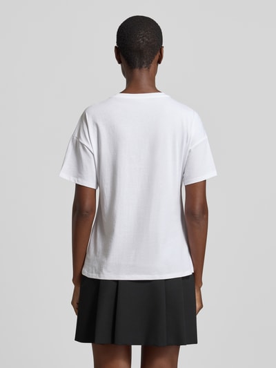 Vrouwenmodel draagt Regular Fit T-shirt met strass-steentjes van Liu Jo White, puur katoen, logodetail, ronde hals, ruglengte maat S 60 cm, Ganzkörperansicht Rückansicht.