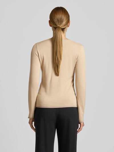Frauenmodel trägt Slim Fit Longsleeve aus Viskose-Mix mit V-Ausschnitt von Liu Jo White, beiges Oberteil, schwarze Hose, Rückenansicht, Damen Longsleeve, Logo-Detail, elastische Abschlüsse.
