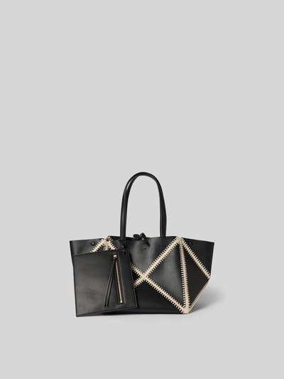 Produktfoto, Tote Bag mit Flecht-Detail von Nanushka aus schwarzem Material mit beigen Flecht-Details, Herausnehmbare Innentasche, Logo-Detail, Hauptfach mit Laschenverschluss, schmale Schulterhenkel, Maße: Breite 27 cm, Länge 26 cm, Tiefe 27 cm.