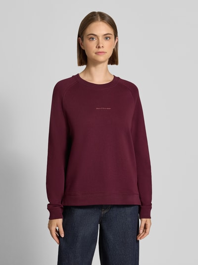Frauenmodel trägt Regular Fit Sweatshirt aus reiner Baumwolle von Marc O'Polo DENIM in Dunkelrot, glatte Textur, Ganzkörperansicht von vorne.