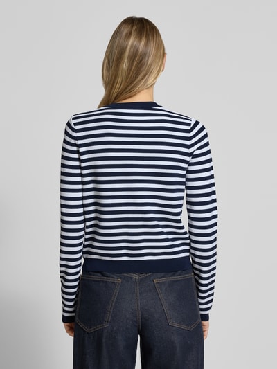 Frauenmodel trägt Strickjacke mit Rundhalsausschnitt und Knopfleiste von MICHAEL Michael Kors, Viskose-Mix, navy-weiß gestreift, Ganzkörperansicht Rückansicht.