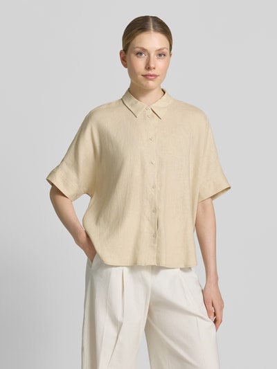 Frauenmodel trägt Leinenbluse mit Hemdblusenkragen von Comma, beige, Loose-Fit, Leinen-Mix mit Lyocell-Anteil, Knopfleiste, Ganzkörperansicht von vorne. Rückenlänge bei Größe 36: 60 cm, Ärmellänge bei Größe 36: 28 cm.