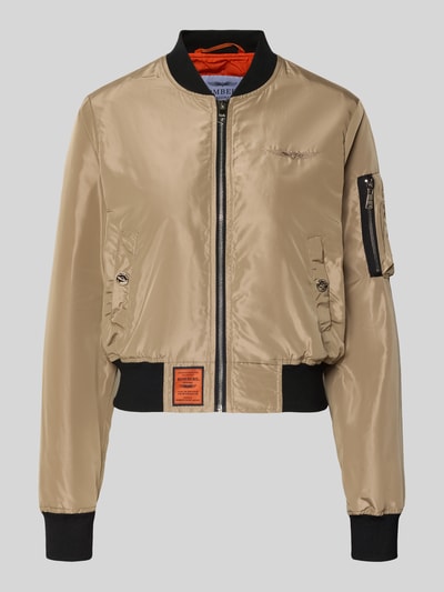 Produktfoto, Bomberjacke mit Label-Patch und Reißverschlusstasche am Ärmel von Original Bombers, beige mit schwarzen elastischen Abschlüssen, glatte Struktur, Label-Patch, Reißverschluss, Stehkragen, Logo-Stitching, seitliche Eingrifftaschen mit Druckknopfverschluss, Damen, Lockerer-Schnitt, Rückenlänge 53 cm, Schulterbreite 37 cm, Brustweite 48 cm, Ärmellänge 63 cm