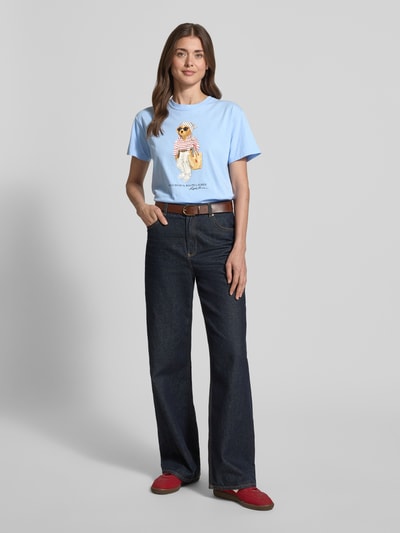 Frauenmodel trägt Regular Fit T-Shirt aus reiner Baumwolle mit BEAR-Motiv von Polo Ralph Lauren in Optik: Unifarben, Motiv-Print, Rundhals, Kurzarm, Materialverarbeitung: Jersey, Ganzkörperansicht von vorne.
