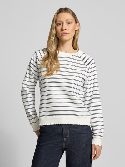 Frauenmodel trägt Regular Fit Sweatshirt aus Baumwoll-Mix von Tom Tailor Denim mit Allover-Streifenmuster und gerippten Abschlüssen, Ganzkörperansicht von vorne.