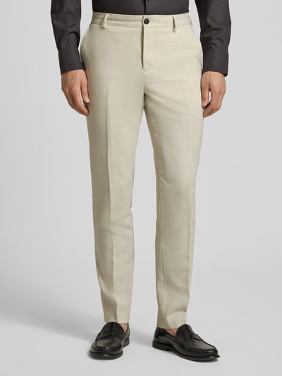 Męski model nosi Slim Fit Anzughose mit Woll-Anteil Modell 'SLIM-OASIS' von SELECTED HOMME, efekt: melanż, krój slim fit, kanty, szlufki na pasek, zapięcie na guzik i zamek błyskawiczny, wpuszczane i tylne kieszenie, wykończenie materiału: splot twill, kolor jasnobeżowy, Ganzkörperansicht von vorne.