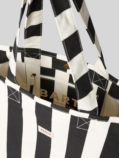 Produktfoto, Shopper im Allover-Look Modell 'JUNO' von Barts aus czarno-białej bawełny, Szerokość w rozmiarze 1: 35 cm, długość 37 cm, głębokość 35 cm, długość paska na ramię 57 cm