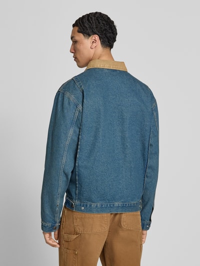 Männermodel trägt Jeansjacke mit Label-Detail und Reißverschluss von Dickies aus Reine Baumwolle, Regular-Fit, Rückansicht Ganzkörperansicht.