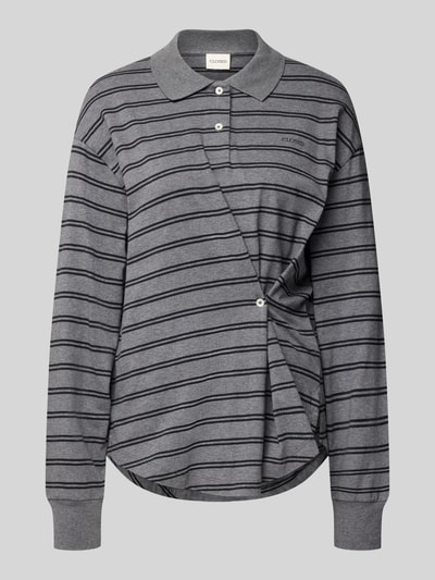 Produktfoto, Relaxed Fit Poloshirt aus reiner Baumwolle von Closed in Grau mit schwarzen Streifen, Knöpfen, Raffung, Logoprint, langärmelig, strukturierte Oberfläche