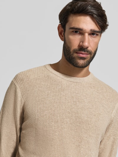 Männermodel trägt Pullover aus Woll-Kaschmir-Mix Modell 'Rick' von BRAX in Melange Strickoptik, Nahaufnahme Oberkörper.