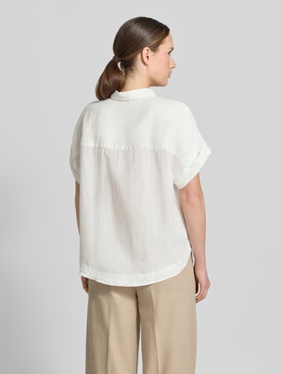 Frauenmodel trägt Leinenbluse mit Knopfleiste Modell 'DOLLY' von 0039 Italy in Weiß, reine Leinen, Regular-Fit, Rückenlänge 64 cm, Ganzkörperansicht Rückansicht.