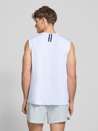 Męski model nosi Relaxed Fit Top mit Logo-Print Modell 'OLIOS' od Ellesse, elastyczny materiał, biały kolor, widok całej sylwetki z tyłu.
