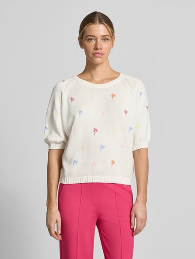 Modelka kobieca nosi Pullover mit Raglanärmeln und Motiv-Stitching von Smith and Soul, bawełniana mieszanka, biały kolor, prosty krój, okrągły dekolt, raglanowe rękawy, krótkie rękawy, żebrowane wykończenia, kolorowe przeszycia motywów, długość tyłu 48 cm w rozm. S; długość rękawa 34 cm w rozm. S, widok całej sylwetki z przodu