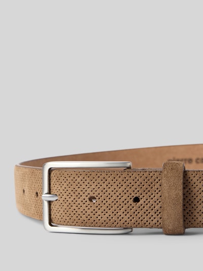 Produktfoto, Gürtel aus echtem Leder in Suede-Optik von Pierre Cardin, beigefarbene Oberfläche mit Allover-Loch-Stitching und Dornschließe, Breite 3 cm