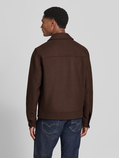 Männermodel trägt Jacke aus wolmix von Manuel Ritz in donkerbruin met Kentkraag, recht pasvorm, tweewegritssluiting, borstzakken. Ganzkörperansicht Rückansicht. Ruglengte maat 50: 68 cm, schouderbreedte: 46 cm, borstwijdte: 54 cm, mouwlengte: 65 cm.