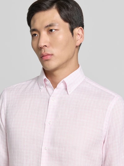 Männermodel trägt Regular Fit Leinenhemd mit Button-Down-Kragen von Christian Berg Men, Herren Business, Allover-Look, Nahaufnahme Oberkörper.