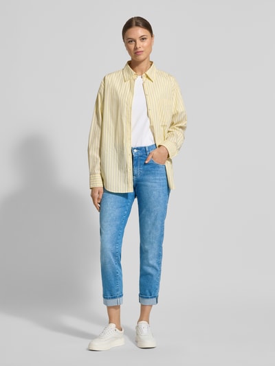 Modelka kobieca nosi Straight Fit Jeans im 5-Pocket-Design Modell 'Darlene' od Angels, mieszanka bawełny z dodatkiem streczu, skrócony krój, jasnoniebieski denim, guziki i zamek błyskawiczny, stały brzeg, szerokość w rozmiarze 36/30: 39 cm, długość wewnętrzna nogawki w rozmiarze 36/30: 68 cm, widok całej sylwetki z przodu