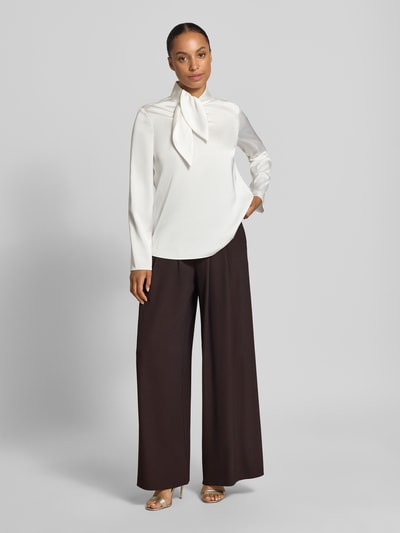 Vrouwenmodel draagt Wide Leg Stoffhose met Reißverschlusstaschen van Rinascimento, Materiaalmix met stretch, wide leg, elastische band, zij-ritszakken, bandwijdte maat S 37 cm, binnenbeenlengte maat S 82 cm, donkere broek, rechte lijnen, zachte stof, Ganzkörperansicht van voren.