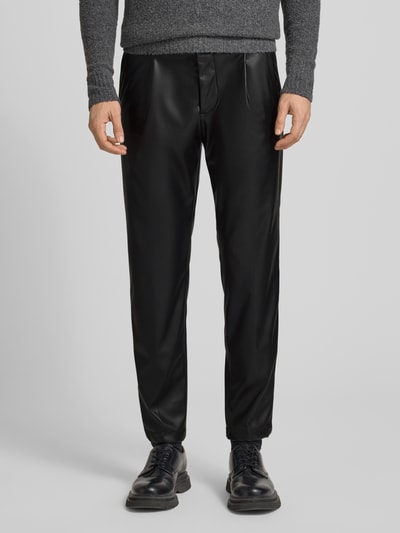 Männermodel trägt schwarze Hose in Leder-Optik Modell 'SALTO' von Cinque, Regular Fit, Gesäßtaschen, Ganzkörperansicht von vorne.