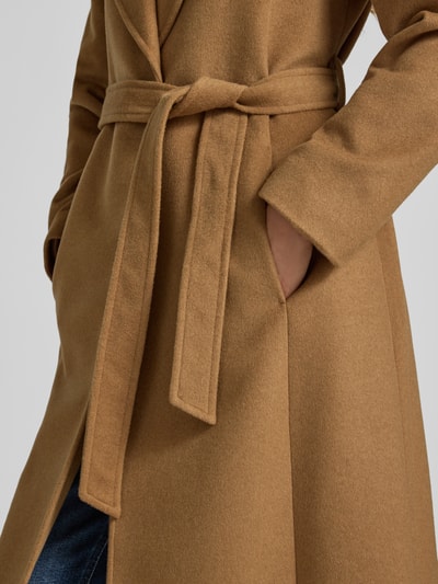 Kobieta nosi Regular Fit płaszcz z mieszanki wełny i kaszmiru od Lauren Ralph Lauren w kolorze camel, detal z przodu, zbliżenie.