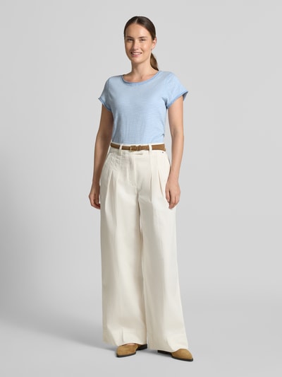 Frauenmodel trägt Regular Fit T-Shirt aus reiner Baumwolle von s.Oliver RED LABEL in Hellblau, kombiniert mit weiter, heller Hose, Ganzkörperansicht von vorne.