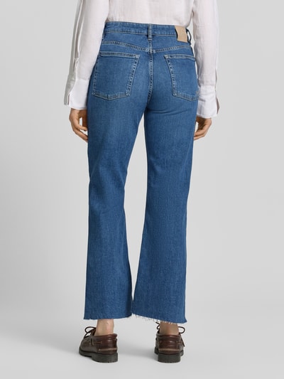 Vrouwenmodel draagt Flared Jeans aus Baumwoll-Mix Modell 'C_SOFT KICK FLARE 4.0' van BOSS Orange in denimlook met labelpatch, studs, riemlussen, contrastnaden, knoop- en ritssluiting, 5-pocketmodel, katoenmix. Ganzkörperansicht Rückansicht.