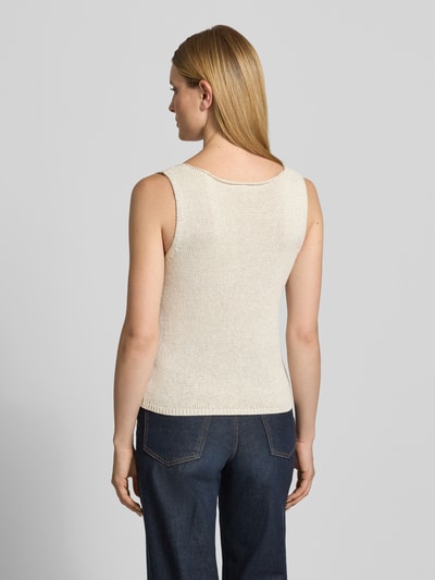Vrouwenmodel draagt FREE/QUENT tricottop model 'Grscaliva' in materiaalmix met linnen, regular fit, V-hals, ruglengte maat S 55 cm, geheelbeeld achteraan.
