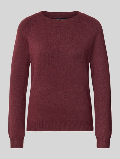 Produktfoto, weinroter Regular Fit Pullover mit Rundhalsausschnitt Modell 'RICA' von ONLY, Damen Pullover von ONLY, vor grauem Hintergrund.