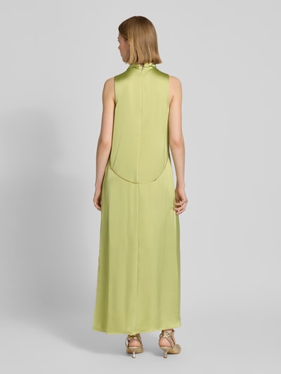 Frauenmodel trägt Tailliertes Cocktailkleid mit Taillenkette Modell 'KEWINA' von HUGO aus glänzendem, unifarbenem Satin, Midi-Länge, Ganzkörperansicht Rückansicht.