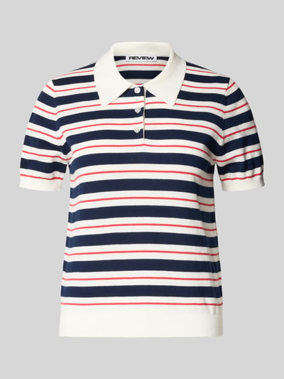 Produktfoto, Regular Fit Polo-Strickshirt mit Streifenmuster von REVIEW, reine Baumwolle, Knopfleiste, navy-weiß-rot gestreift.