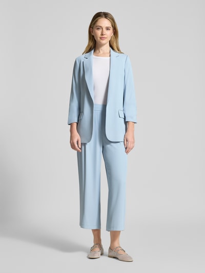 Frauenmodel trägt Stoffhose mit elastischem Bund von Jake*s Collection in Hellblau, Material-Mix mit Stretch-Anteil, Gelegte Falten, weites Bein, Ganzkörperansicht von vorne.