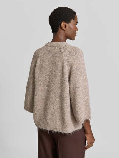 Vrouwenmodel draagt Relaxed Fit Cardigan met wol Model 'Lulu' van FREE/QUENT, elastische wolmix, tricotlook, 3/4-mouw, ruglengte 59 cm, mouwlengte 48 cm, bruine tinten, zachte textuur, geheelbeeld achteraan.