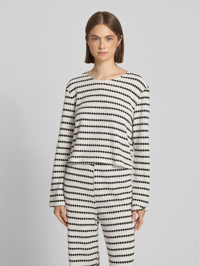 Frauenmodel trägt Relaxed Fit Langarmshirt mit Baumwoll-Anteil Modell 'EVA' von Only, Feinstrick mit Allover-Muster, Ganzkörperansicht von vorne.