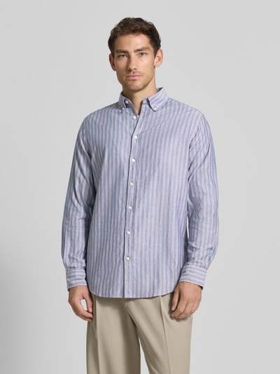 Męski model nosi Regular Fit Freizeithemd mit Button-Down-Kragen od Christian Berg Men, bawełna, wzór na całej powierzchni, krój regular fit, kołnierzyk typu button down, długość tyłu w rozmiarze M: 80 cm, szerokość ramion w rozmiarze M: 52 cm, długość rękawów w rozmiarze M: 66 cm, widok całej sylwetki z przodu.